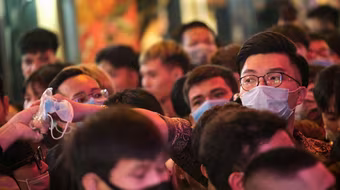 Phố đi bộ hoạt động trở lại sau dịch, người dân hào hứng trở về trạng thái bình thường