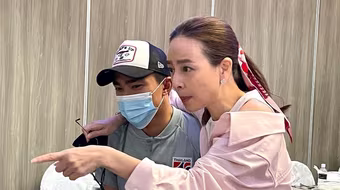 Nữ trưởng đoàn Thái Lan thuê chuyên cơ rước cúp vô địch