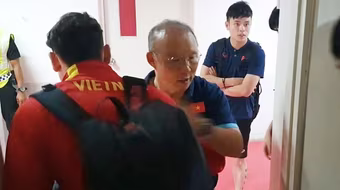 Xúc động khoảnh khắc HLV Park chia tay từng học trò trong phòng thay đồ