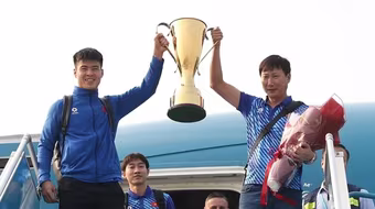 Tuyển Việt Nam rước cúp về nước trong sự chào đón của người hâm mộ