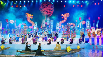 Sông Hương rực sáng khát khao “Thiên hạ thái bình”