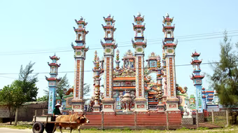 Thôn biển nghèo có những ngôi mộ bạc tỷ