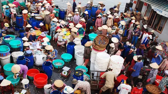 Chen chúc nơi cảng cá, lớn nhất nhì miền Trung