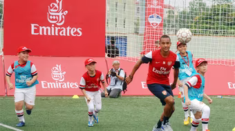 Theo Walcott, Olivier Giroud... "so giày" cùng cầu thủ nhí Việt Nam