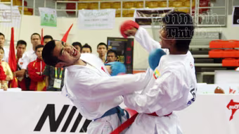 Võ sỹ Phi Tuấn đổ máu miệng, rách mặt vẫn kiên cường thi đấu