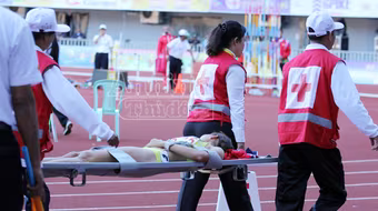 Quách Thị Lan ngã quỵ, phải đi cấp cứu sau khi mất HCV 400m rào nữ