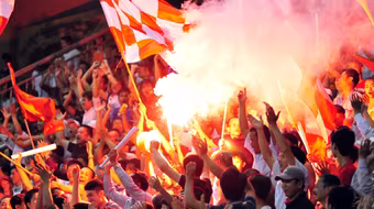 "Bầu" Trường tức điên với màn ăn mừng quá khích của CĐV nhà