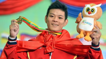 Thạch Kim Tuấn phá 2 kỷ lục cử tạ trẻ thế giới