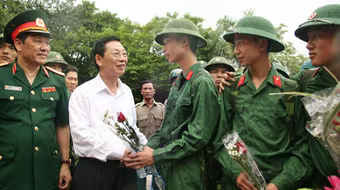 Huyện Đông Anh: 220 tân binh nô nức lên đường nhập ngũ