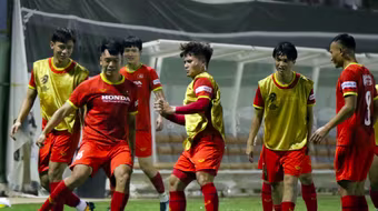 Thầy Park 'lùa' học trò ra sân tập làm quen khí hậu khắc nghiệt