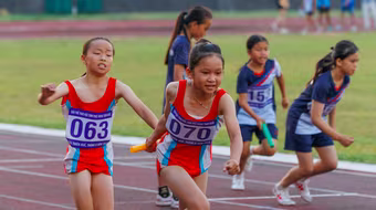 Gần 1.100 học sinh tranh tài môn điền kinh, bóng đá, cầu lông