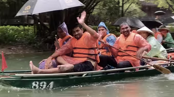 Du khách đội mưa tham quan Tràng An - di sản văn hoá và thiên nhiên thế giới