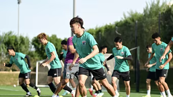 HLV Kiatisak muốn Thái Lan mạnh dạn tấn công trước Uzbekistan