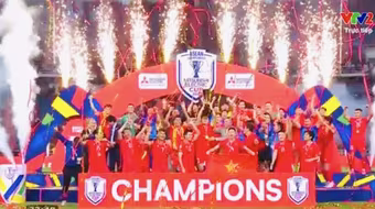 ĐT Việt Nam kiêu hãnh nâng cao cúp vàng giữa "chảo lửa" của Thái Lan
