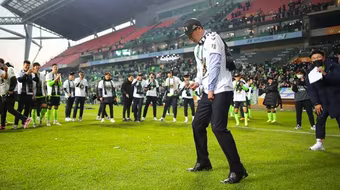 Giữ lời hứa, HLV Kim Sang-sik nhảy hip-hop ăn mừng vô địch