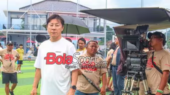 Bị sa thải, ông Shin Tae-yong vẫn ở lại Indonesia để... đóng phim