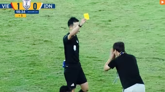 HLV Kim Sang-sik: "Tôi vái lạy trọng tài là vì..."