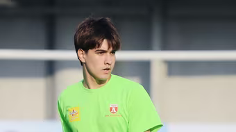 Chàng 'Tây' trên sân bóng đá học sinh là ai?