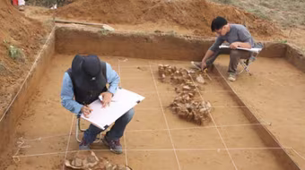 Trưng bày hiện vật của di chỉ khảo cổ học Bãi Cọi mang đặc trưng của văn hóa Đông Sơn và Sa Huỳnh