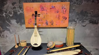 Phố cổ Hà Nội rộn ràng với các hoạt động vào dịp 30/4 và 1/5