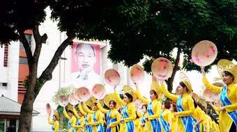 Diễu hành áo dài và cổ phục quanh hồ Hoàn Kiếm