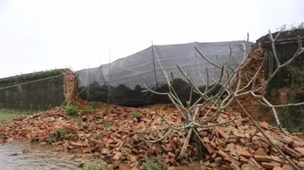 Tường của Hoàng thành Huế đổ sập 15m do mưa lũ