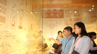 Trưng bày đồ trang sức, hiện vật tái hiện đời sống người Việt cổ tại khu di tích Vườn Chuối