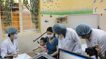 Bộ trưởng Bộ Y tế thị sát, động viên y bác sĩ và bệnh nhân tại tâm dịch sởi