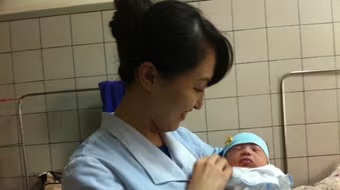 Nữ tình nguyện viên Nhật giúp sức cứu sống mẹ con sản phụ bị tai biến hiếm gặp