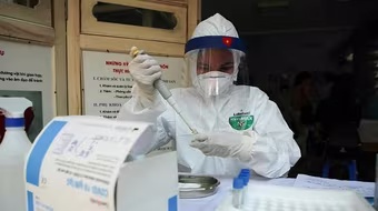 Cô gái trẻ ở Hà Nội dương tính với SARS-CoV-2 sau 3 lần xét nghiệm