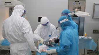 Sản phụ hiếm muộn 11 năm sắp đẻ mắc Covid-19 biến chứng suy hô hấp