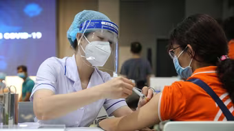 Thủ tướng chỉ đạo đẩy nhanh tiêm vaccine phòng Covid-19 mũi 3, mũi 4