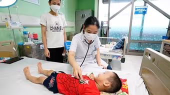 Hai anh em ruột mới 3 tuổi và 1 tuổi rưỡi bị ngộ độc, suy thận cấp vì uống vitamin D dài ngày