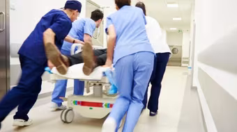 Đang chăm người nhà nằm viện, người đàn ông khỏe mạnh bất ngờ ngã quỵ, ngừng tuần hoàn