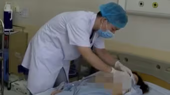 Nâng ngực ở spa với giá 20 triệu đồng, một tháng sau cô gái trẻ phải nhập viện cấp cứu