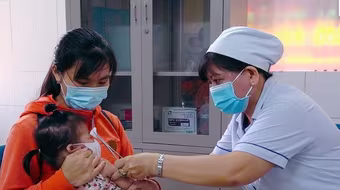Thiếu vaccine sởi, nhà cung cấp có sẵn trong kho nhưng không cấp được vì... vướng thủ tục 