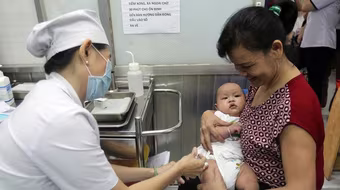 Thiếu vaccine tiêm chủng mở rộng do vướng “giấy tờ thủ tục”, vì sao?