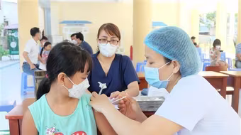 Tỷ lệ tiêm đủ mũi vaccine Covid-19 ở học sinh Hà Nội mới đạt 46,3-55,2%, Sở Y tế đốc thúc