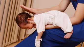 Bé gái 2 tháng tuổi tử vong nghi do ngạt sữa