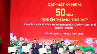 Hà Nội kỷ niệm 50 năm ''Chiến thắng trở về'', gặp mặt 552 chiến sĩ cách mạng bị địch bắt tù đày
