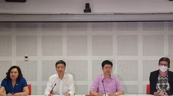 Việt Nam có công bố hết dịch Covid-19 hay không, tiêm vaccine sẽ thay đổi như thế nào?