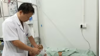 Mua pháo trên mạng về tự chế, bé trai 14 tuổi ở Hà Nội phải nhập viện