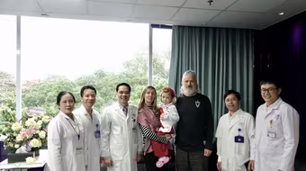 Bác sĩ Việt Nam mổ nội soi ống mật 1 lỗ cho bé gái người Úc, kỹ thuật chỉ 2 nước làm được