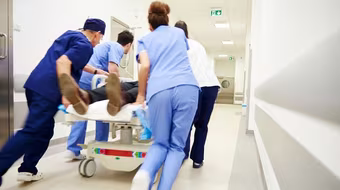 Bị đột quỵ khi đang đi lễ, người đàn ông suýt chết vì được sơ cứu bằng cách chích máu tai