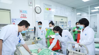 Phó Bí thư Thường trực Thành ủy Hà Nội thăm, chúc Tết tại bệnh viện Xanh Pôn