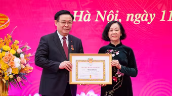 Chủ tịch Quốc hội Vương Đình Huệ nhận Huy hiệu 40 năm tuổi Đảng