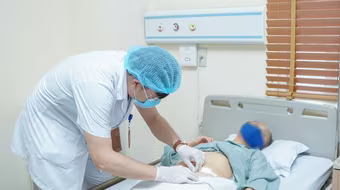 Độc lạ: Bà cụ 74 tuổi ở Hà Nội có tới 2 bàng quang