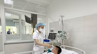 Sốc do nhiễm độc thức ăn, bác sĩ chỉ triệu chứng cần đi viện sớm