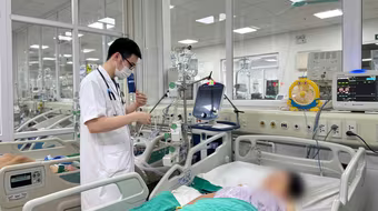 Tiêm khớp vai tại phòng khám tư, người phụ nữ bị sốc nhiễm khuẩn nặng