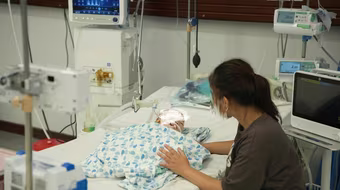 Uống nhầm tinh dầu đuổi muỗi, bé trai 15 tháng tuổi ở Hà Nội nguy kịch